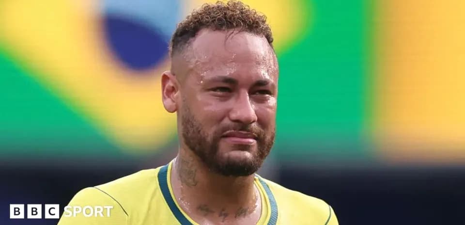 Jugador con camiseta amarilla de Brasil en el campo