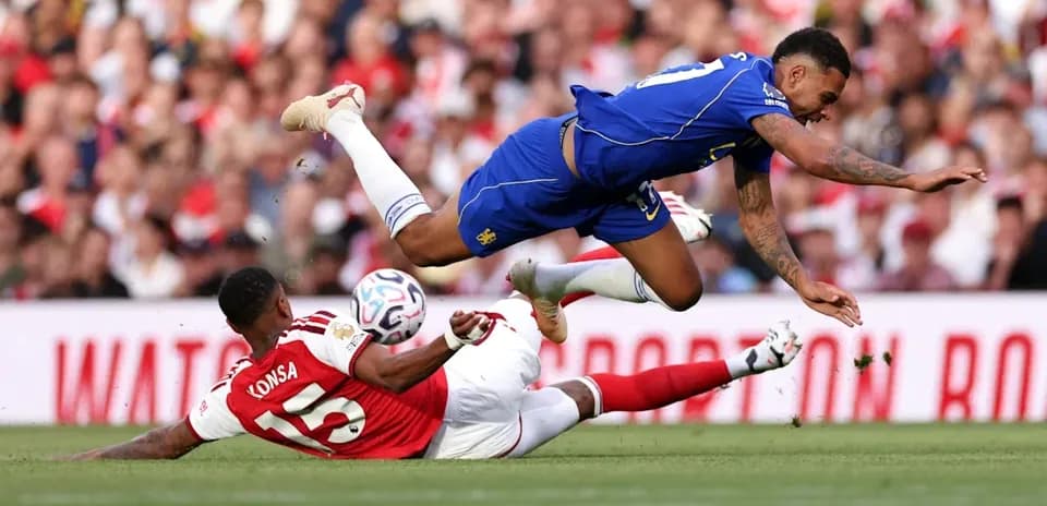 Jugador de Arsenal cae tras una falta en el partido