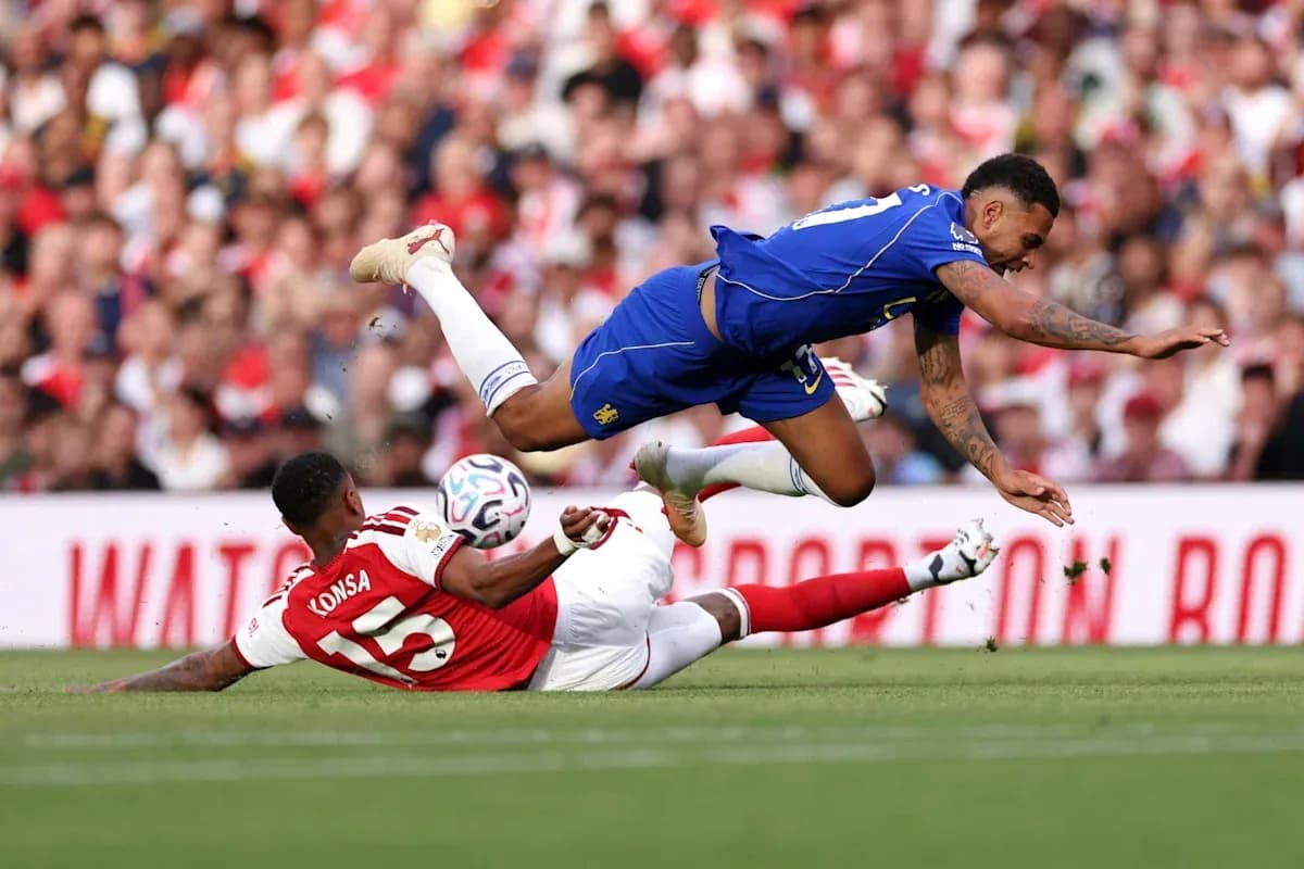 Jugador de Arsenal cae tras una falta en el partido