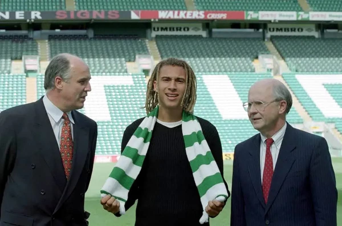 Jugador con bufanda del Celtic en presentación oficial