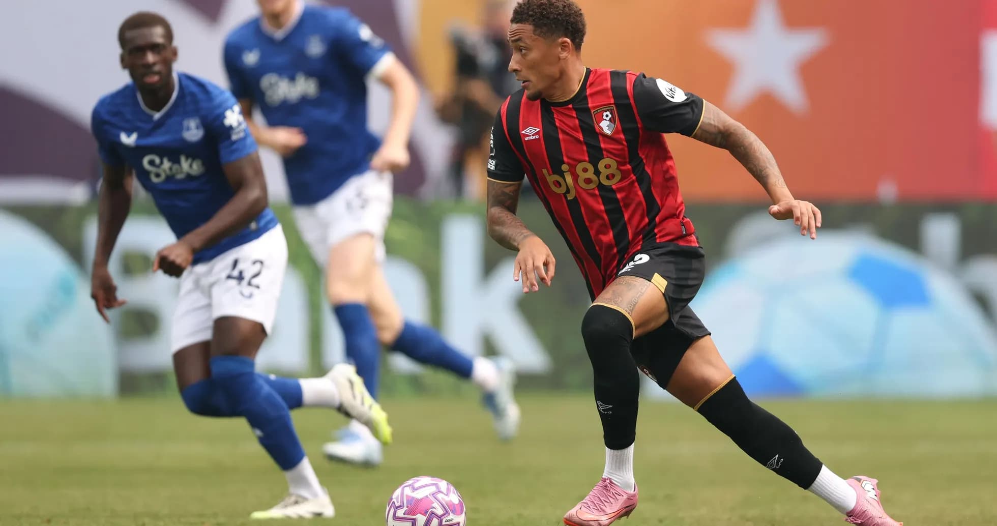 Jugador de Bournemouth corriendo con el balón en partido