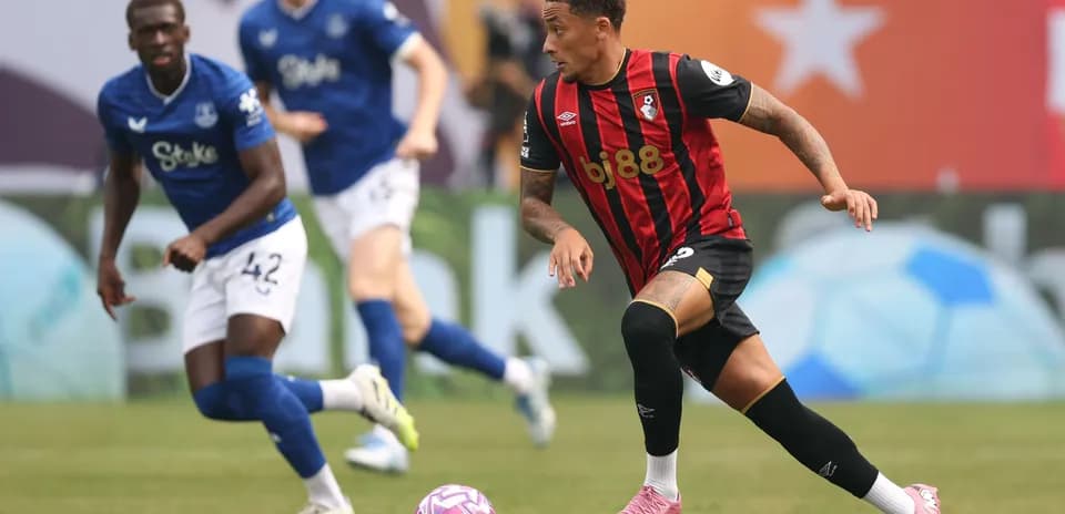 Jugador de Bournemouth corriendo con el balón en partido