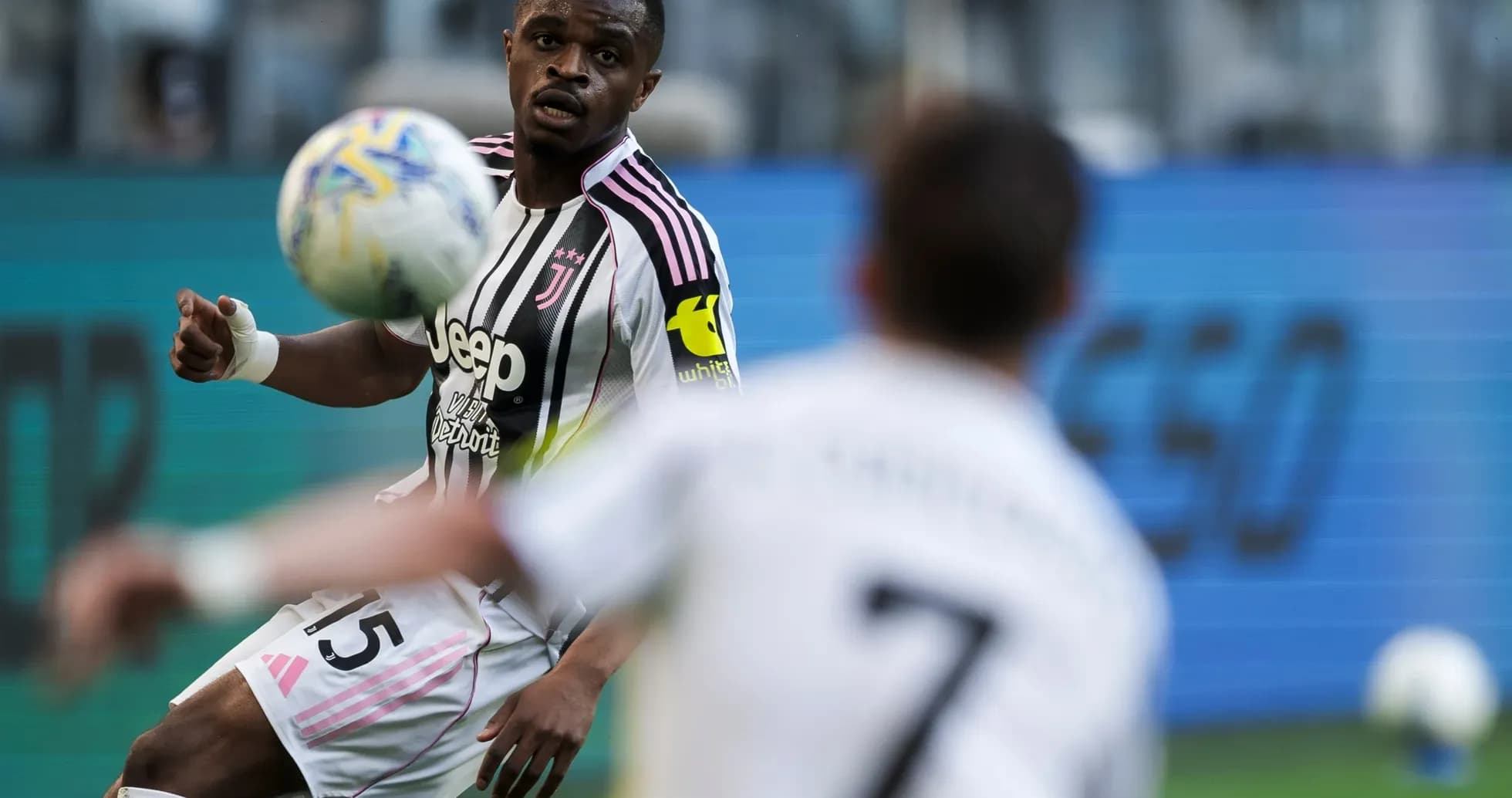 Jugador de Juventus controlando el balón en partido