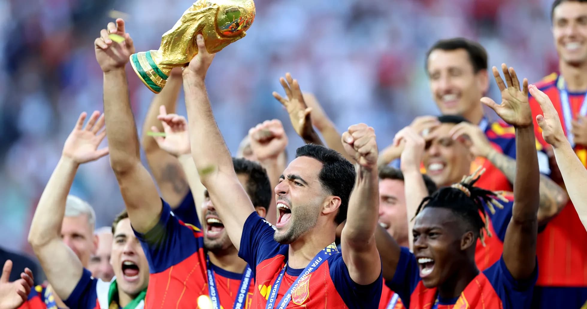 Jugadores de España celebrando con el trofeo de la Copa del Mundo