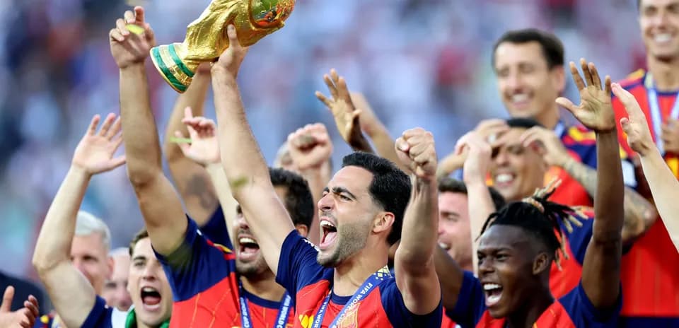 Jugadores de España celebrando con el trofeo de la Copa del Mundo