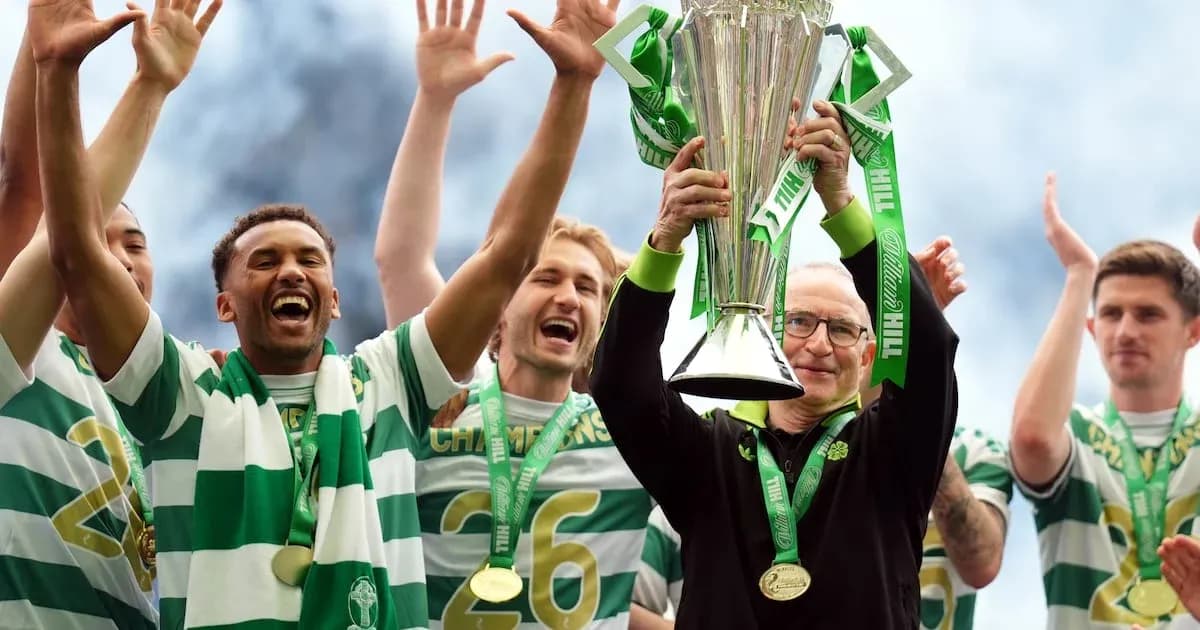 Jugadores de Celtic celebrando con el trofeo