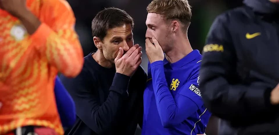Entrenador hablando con jugador tras el partido