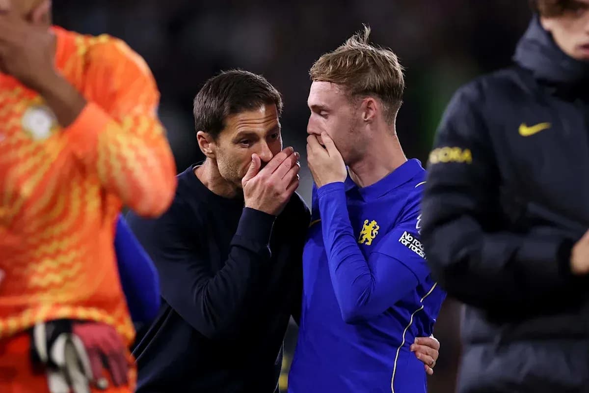 Entrenador hablando con jugador tras el partido