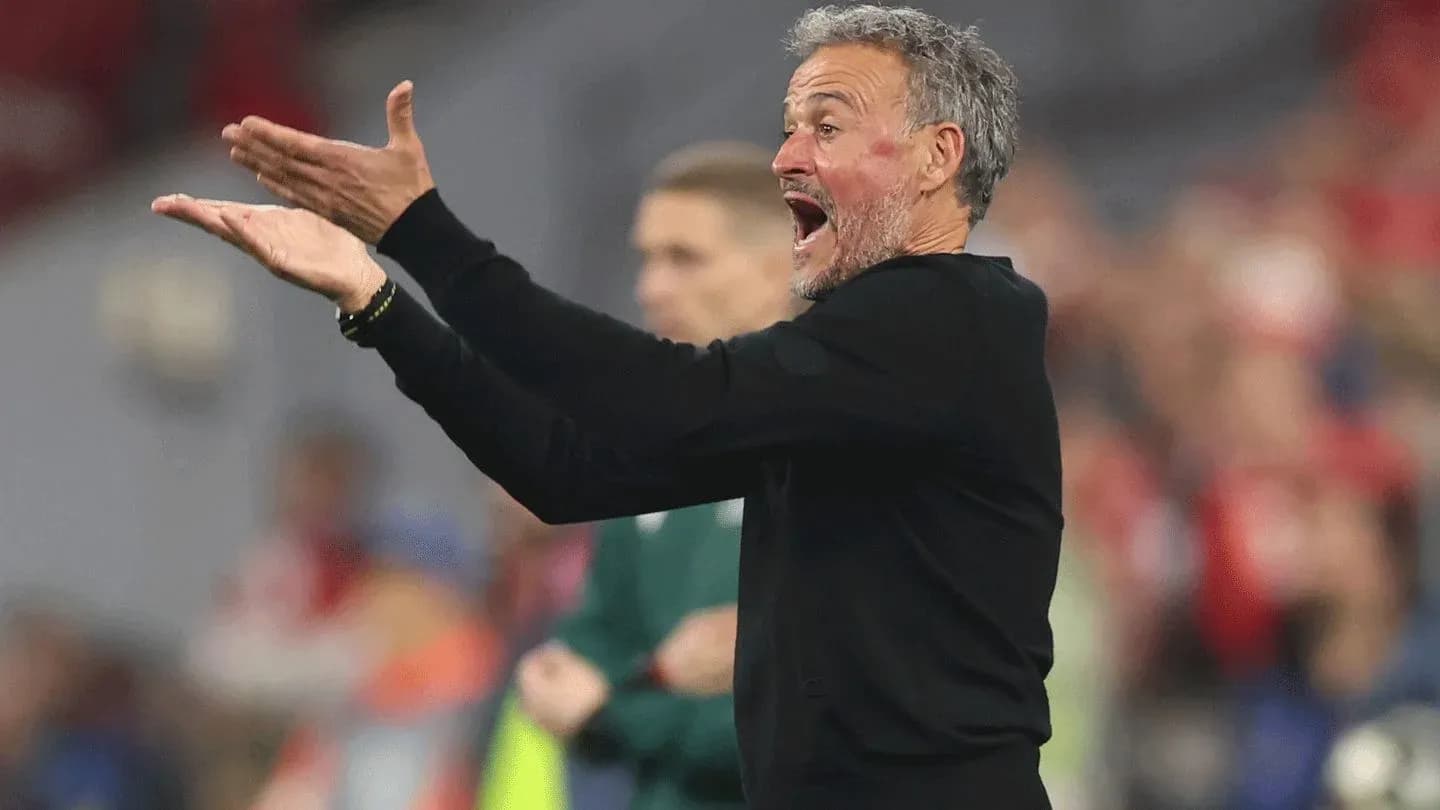 Entrenador dirigiendo a su equipo durante el partido