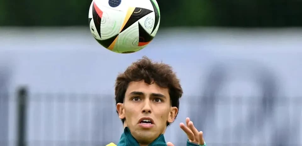 Jugador controlando el balón en sesión de entrenamiento