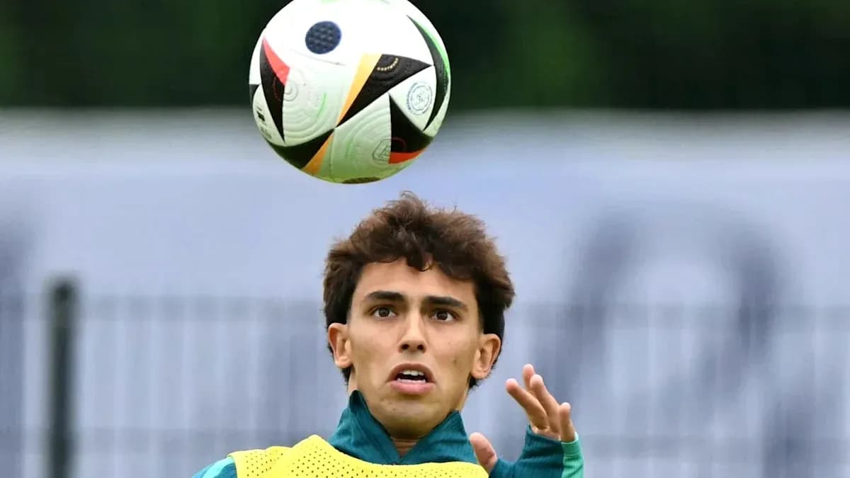 Jugador controlando el balón en sesión de entrenamiento