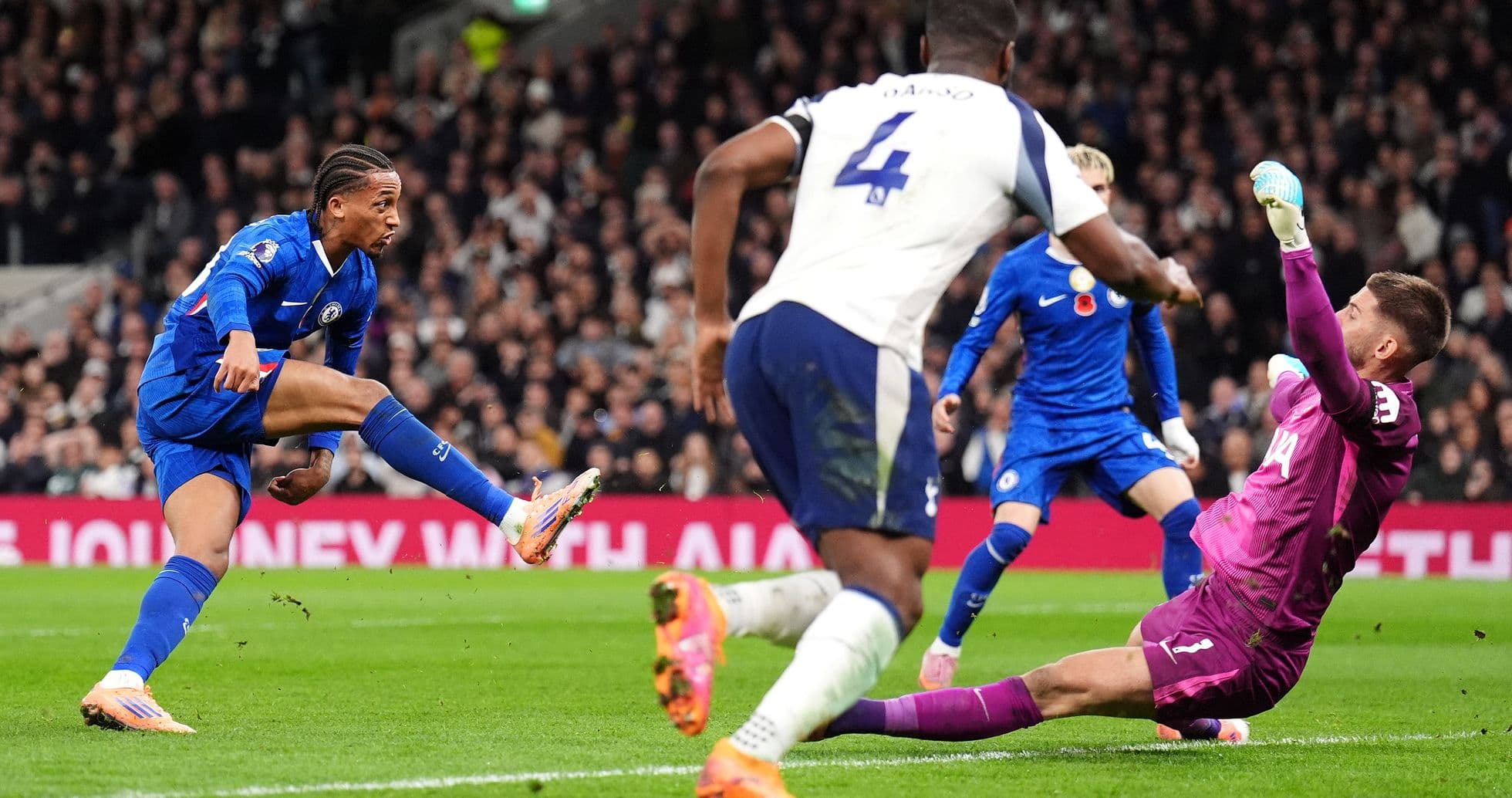 Jugador de Chelsea dispara a portería en el partido