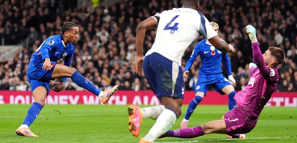 Jugador de Chelsea dispara a portería en el partido