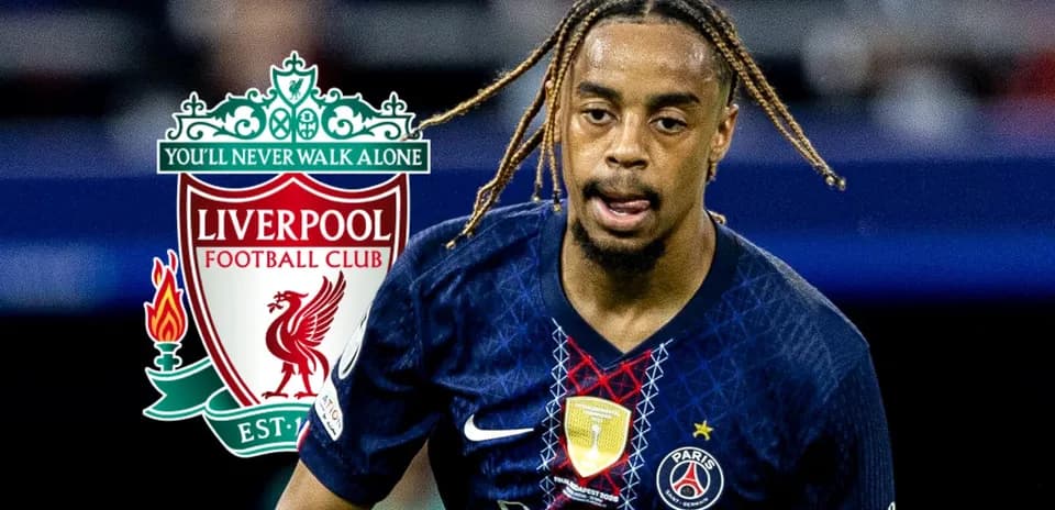Jugador de PSG corriendo con escudo de Liverpool