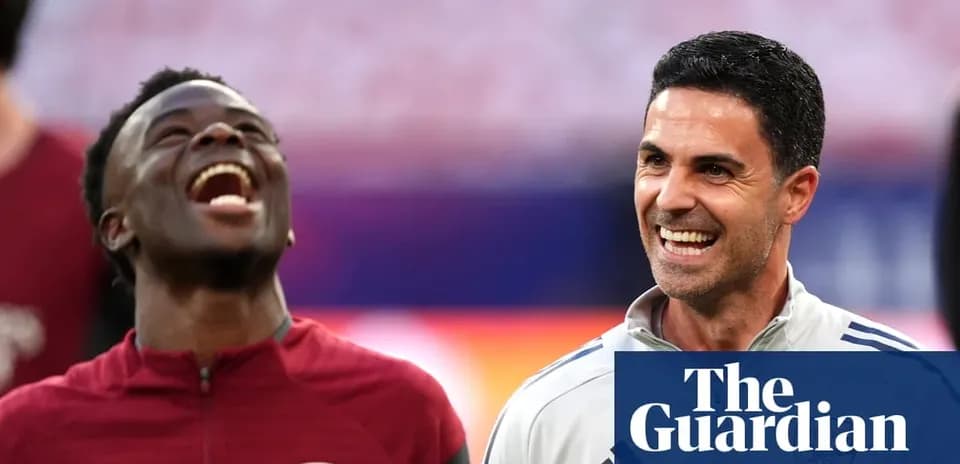 Jugador y entrenador sonriendo durante el calentamiento