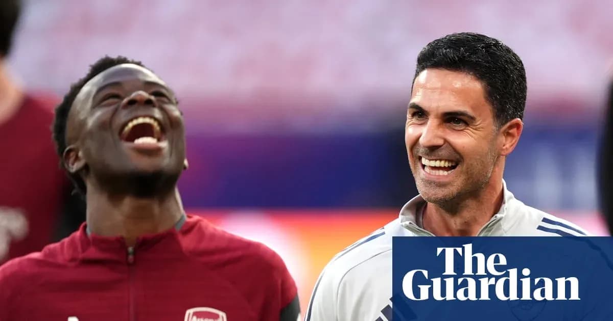 Jugador y entrenador sonriendo durante el calentamiento