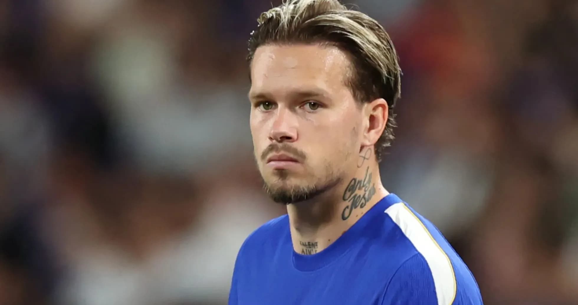 Jugador con camiseta azul en el campo de fútbol