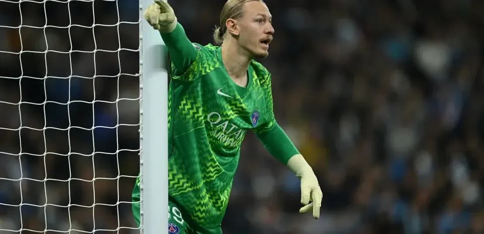 Portero de PSG señalando desde su área de gol