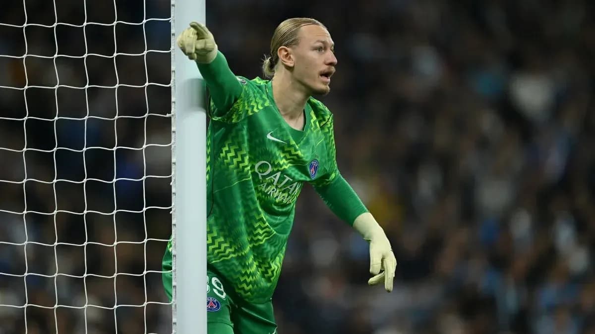 Portero de PSG señalando desde su área de gol