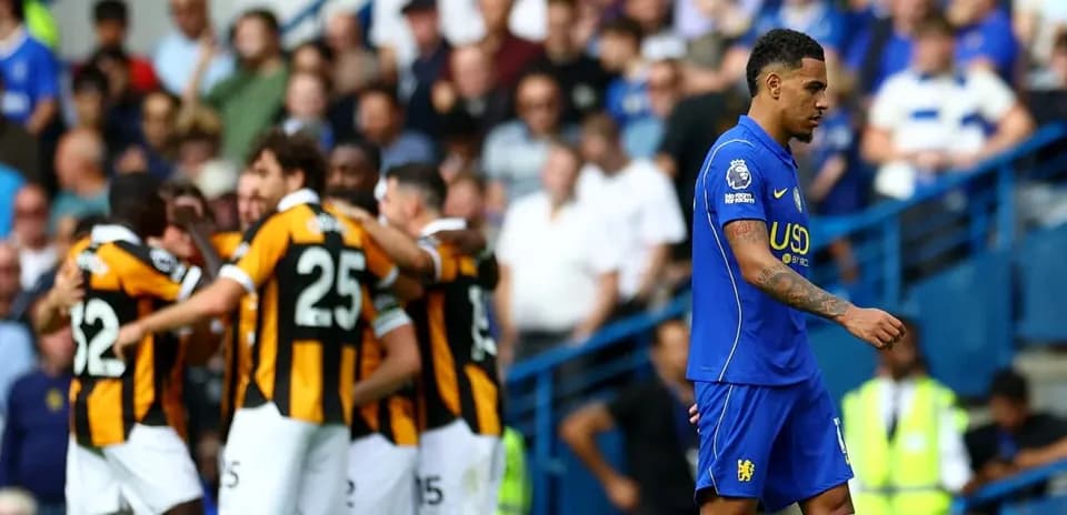 Jugador de Chelsea caminando tras un gol del rival