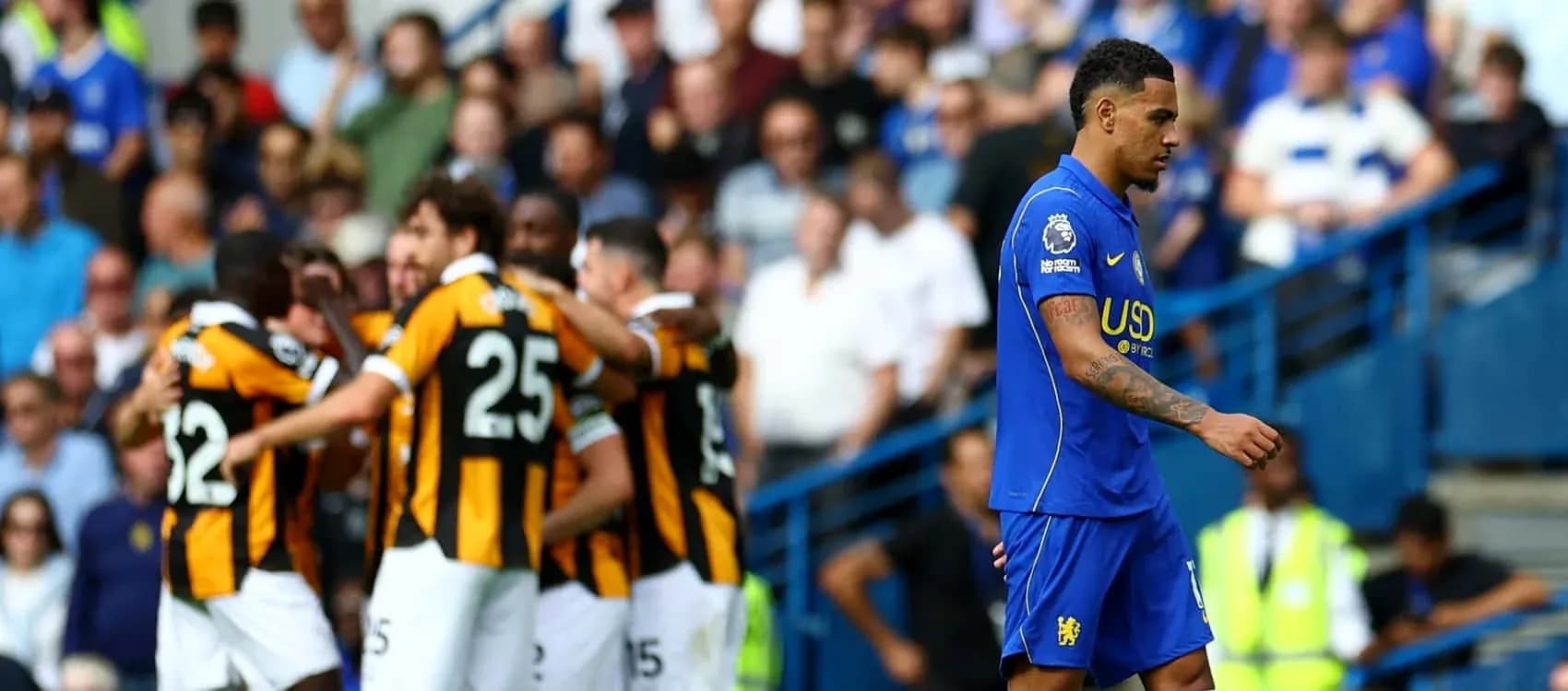 Jugador de Chelsea caminando tras un gol del rival