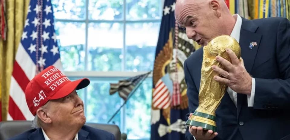 Hombre sosteniendo el trofeo de la Copa del Mundo