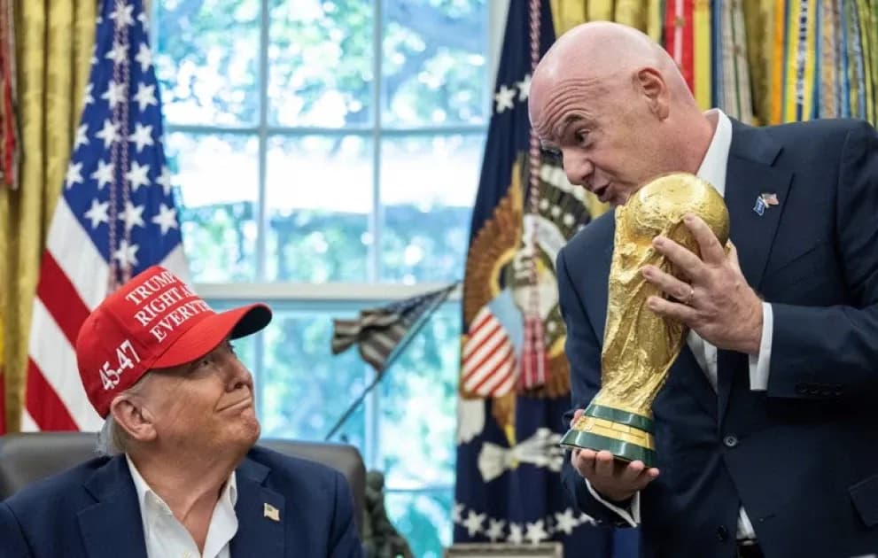 Hombre sosteniendo el trofeo de la Copa del Mundo