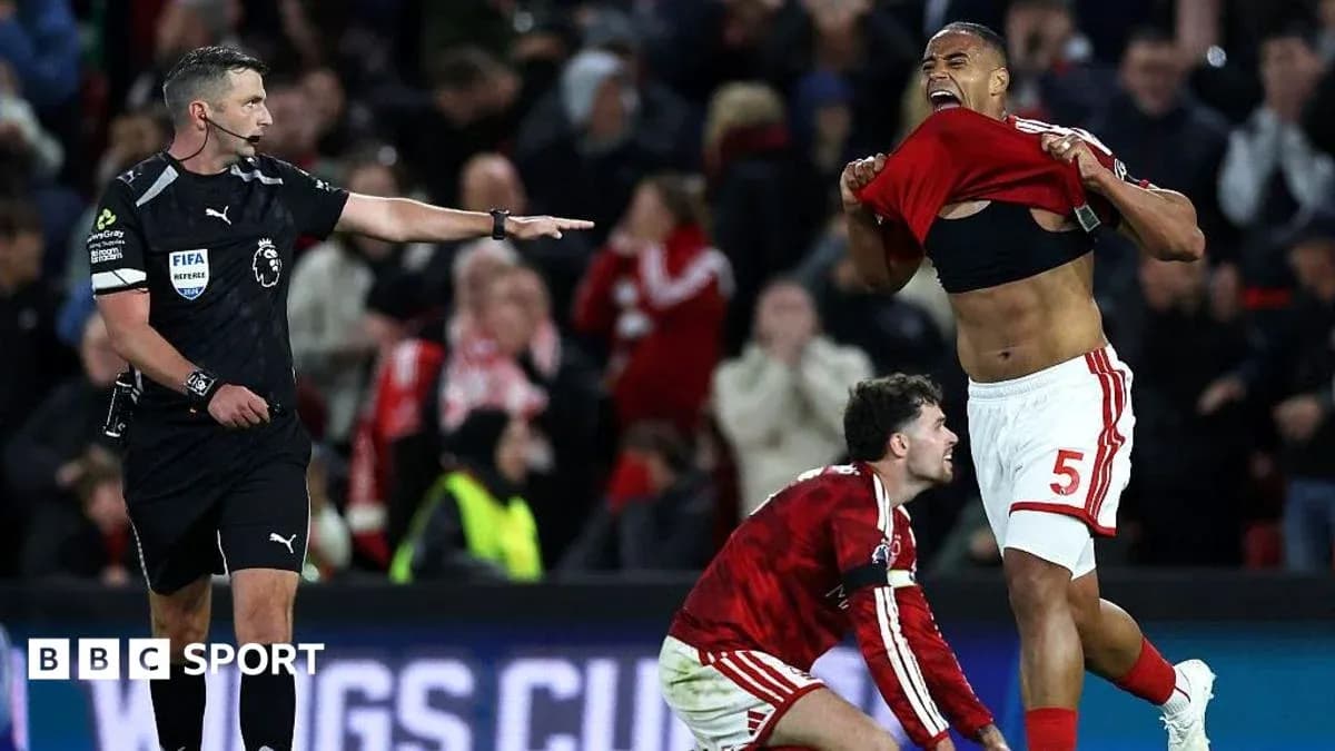 Jugador celebrando mientras el árbitro señala falta