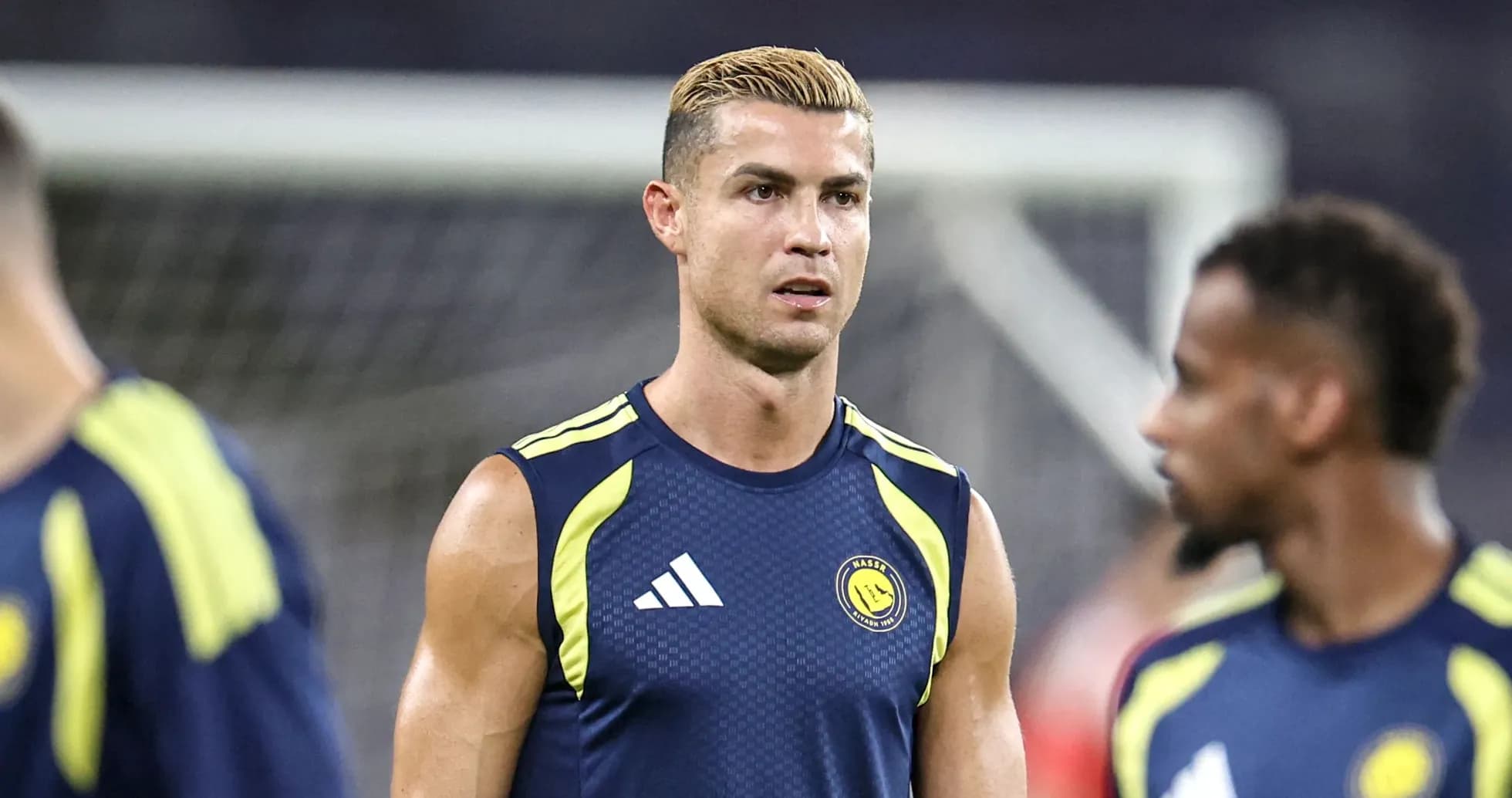 Jugador entrenando en camiseta sin mangas del club