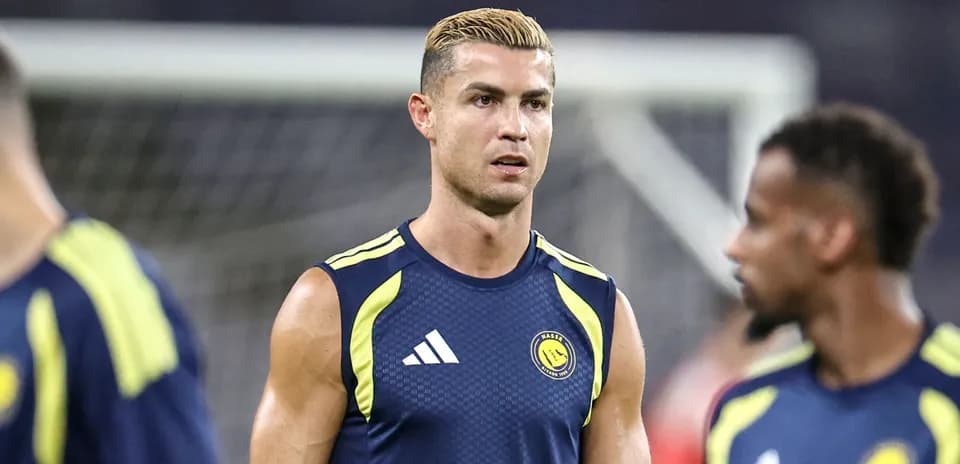 Jugador entrenando en camiseta sin mangas del club