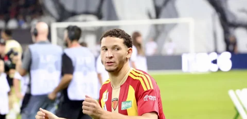 Jugador con camiseta roja durante el calentamiento