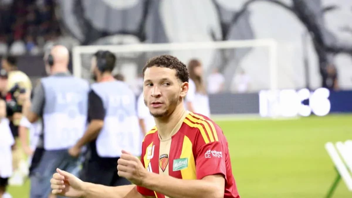 Jugador con camiseta roja durante el calentamiento