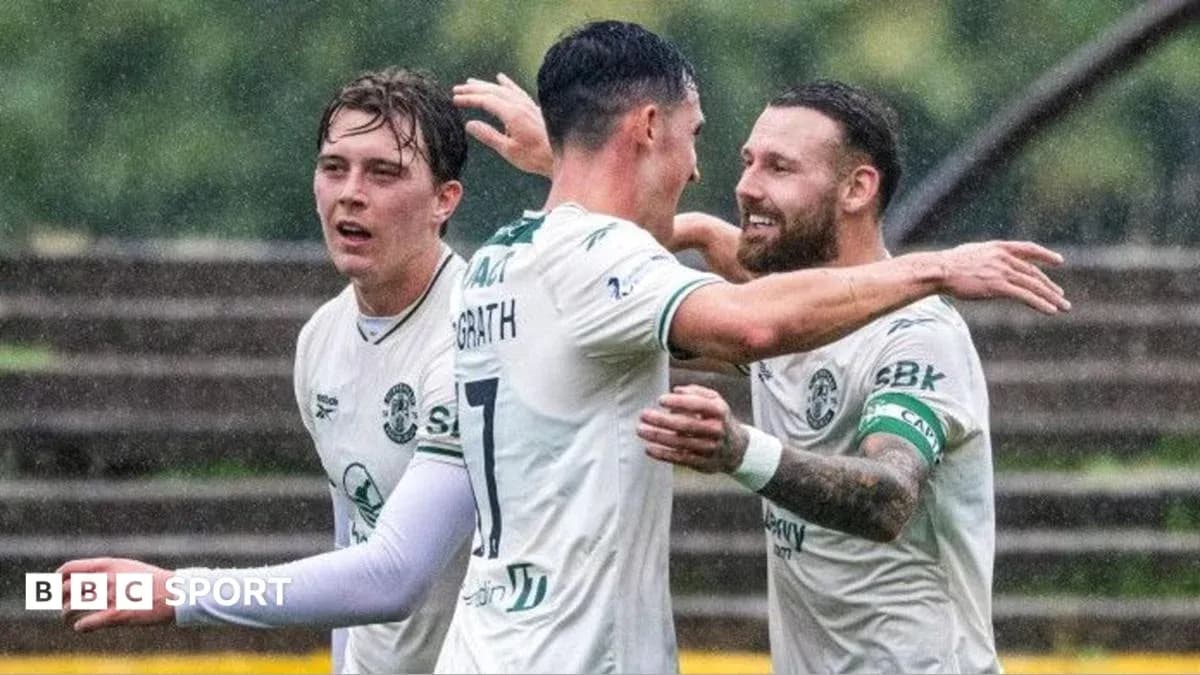 Jugadores de Hibernian celebrando un gol en la lluvia