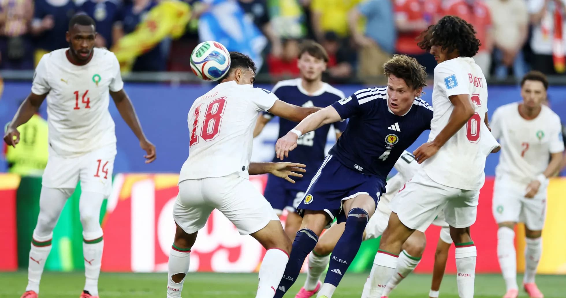 Jugadores de Escocia y Marruecos en acción durante partido