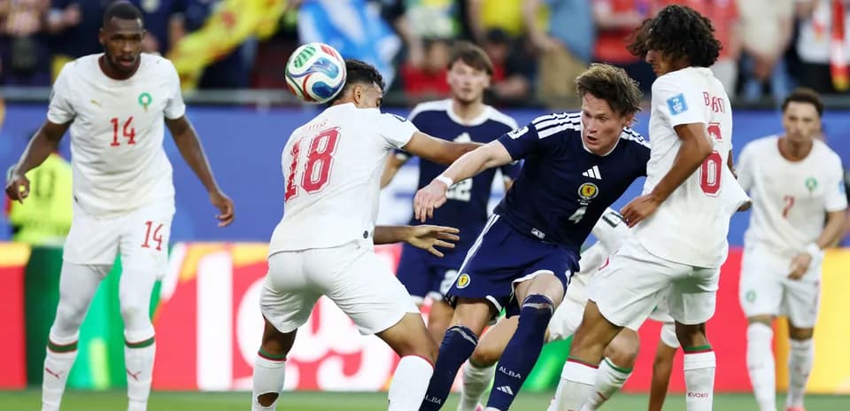 Jugadores de Escocia y Marruecos en acción durante partido