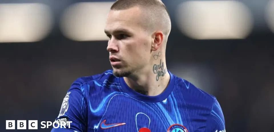 Jugador de Chelsea en uniforme azul durante partido