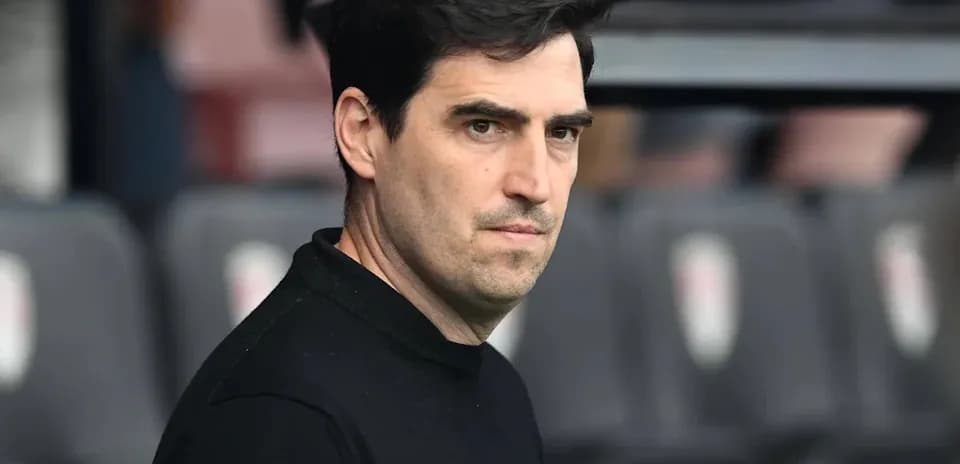 Entrenador observando el partido desde la banca