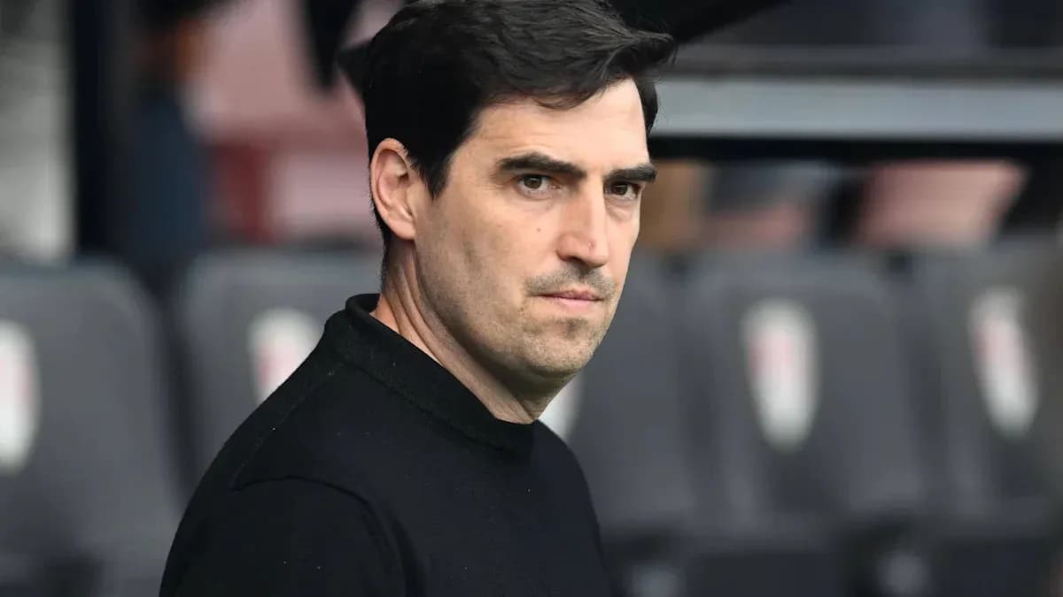 Entrenador observando el partido desde la banca