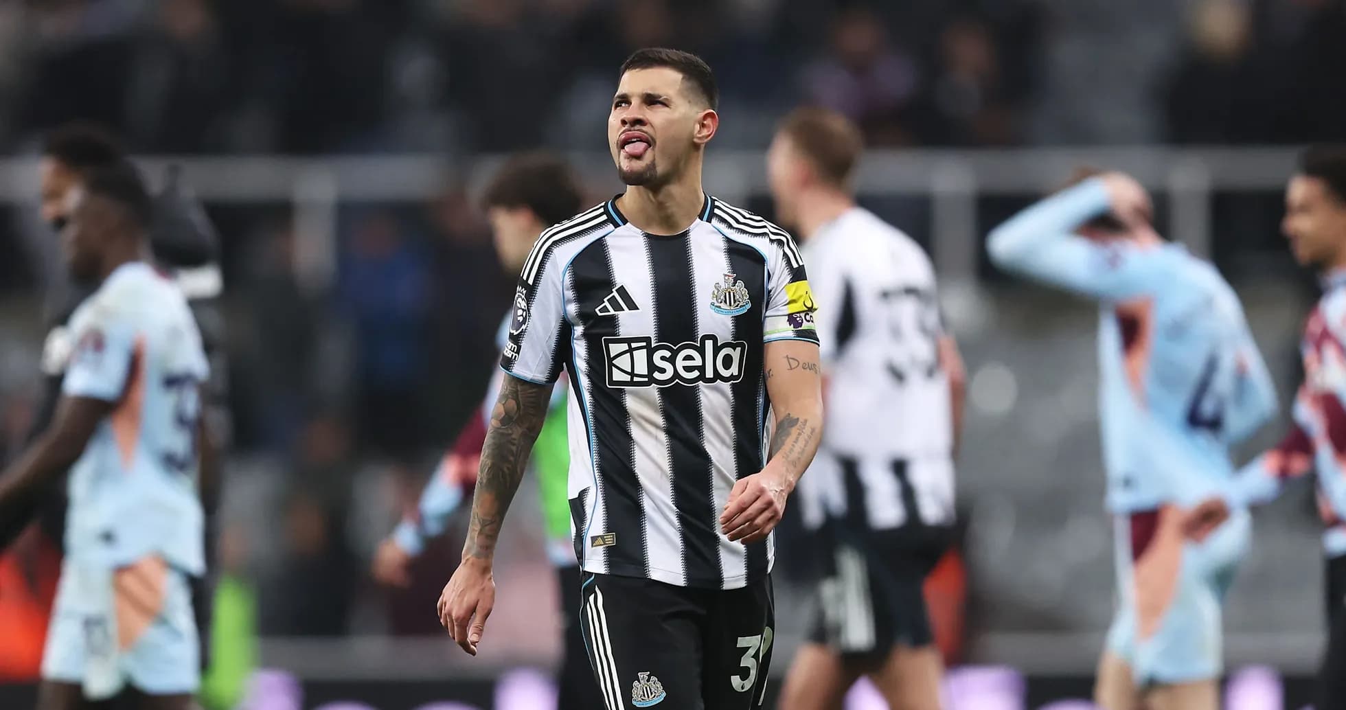 Jugador de Newcastle caminando tras partido con gesto desafiante