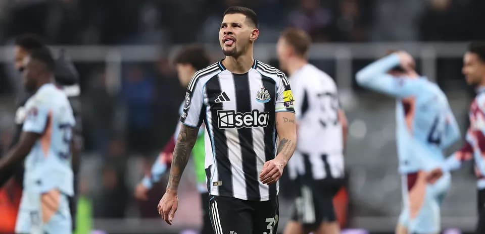 Jugador de Newcastle caminando tras partido con gesto desafiante