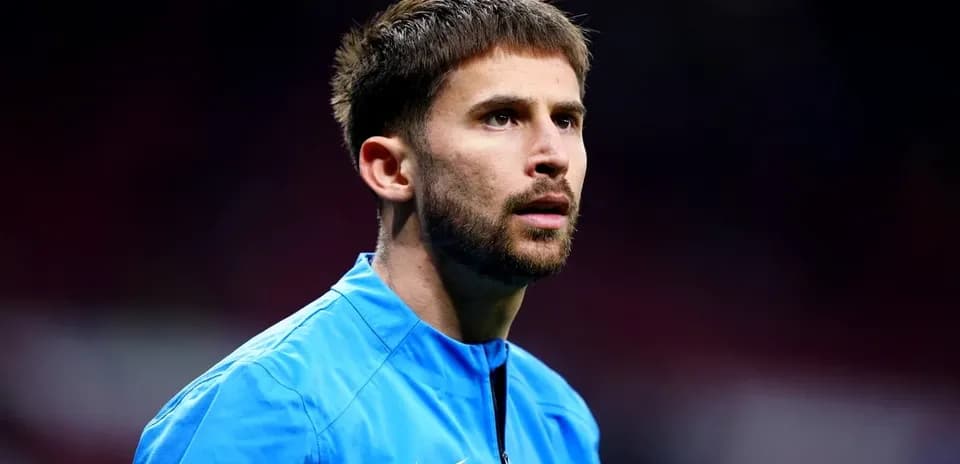 Jugador en uniforme antes del partido en el estadio