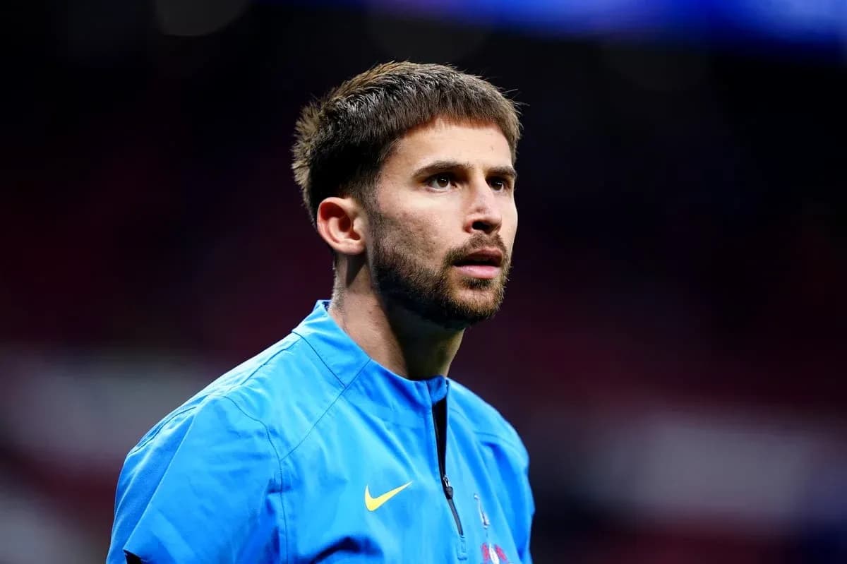 Jugador en uniforme antes del partido en el estadio