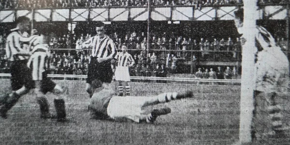 Jugadores en acción durante un partido de fútbol