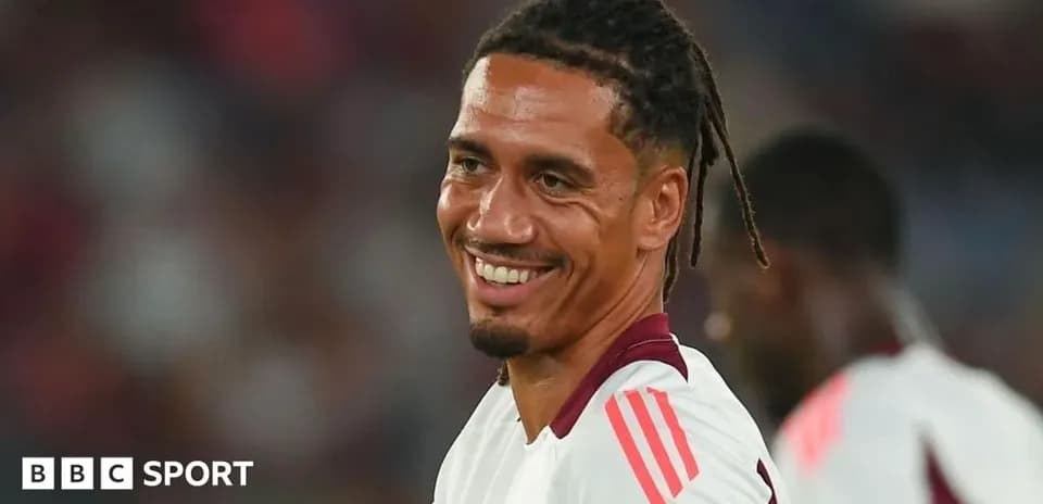 Jugador sonriendo durante el partido de fútbol