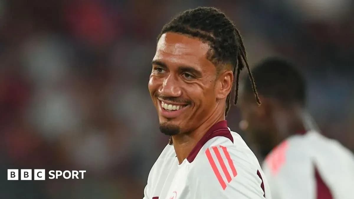 Jugador sonriendo durante el partido de fútbol