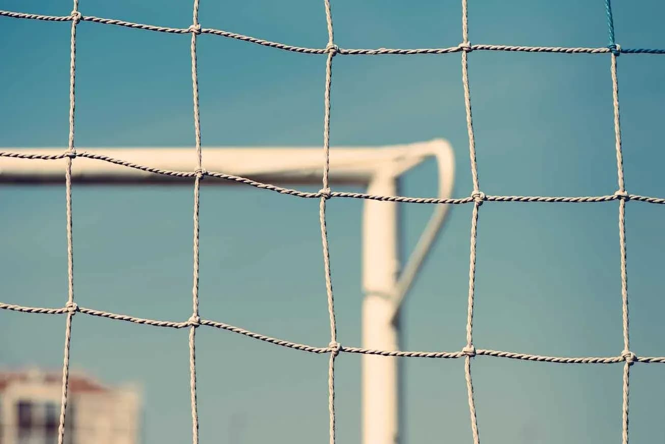 Red de una portería de fútbol con fondo azul