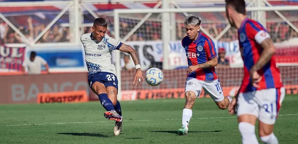 Jugadores de San Lorenzo y Talleres en acción