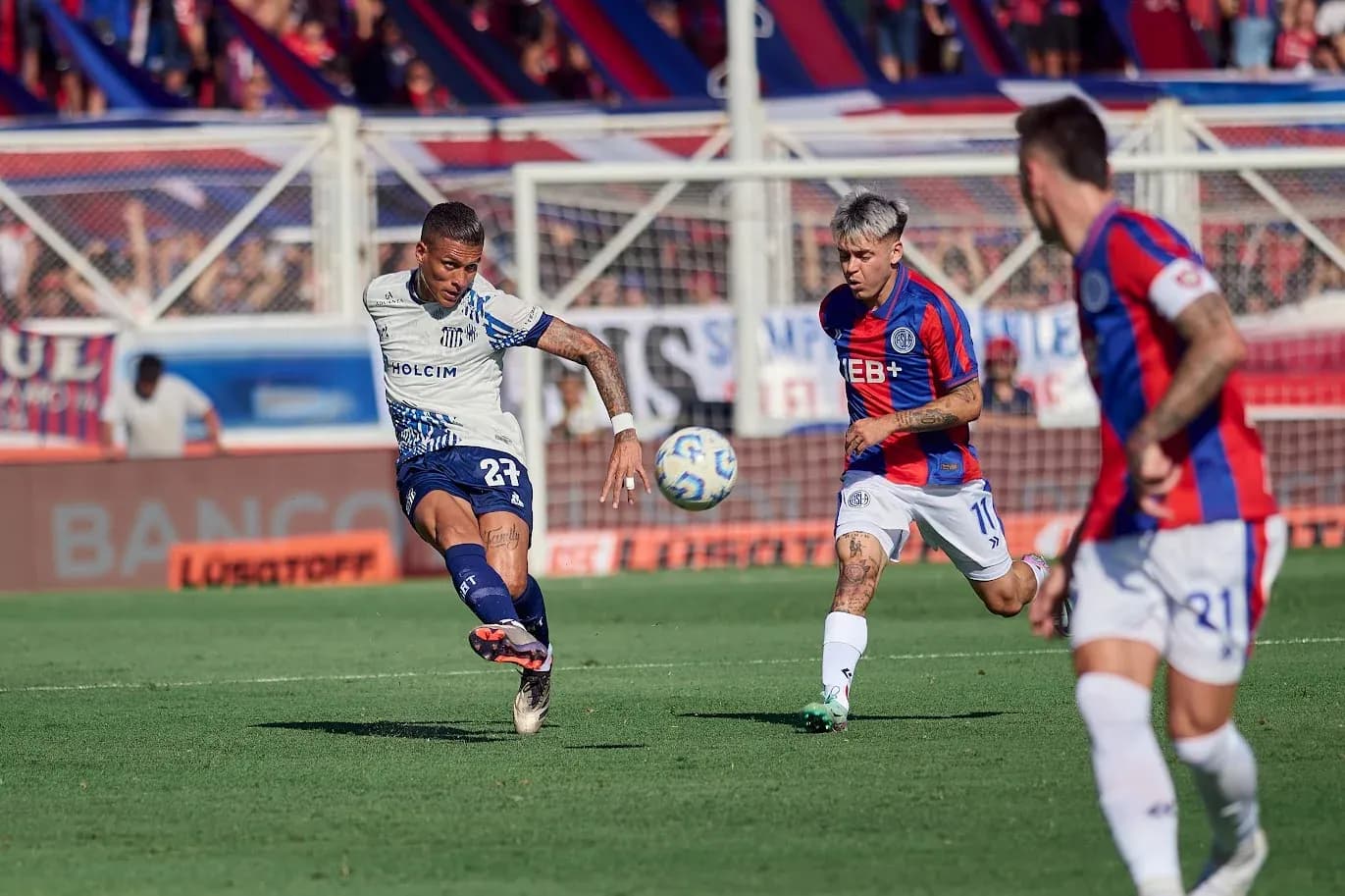 Jugadores de San Lorenzo y Talleres en acción