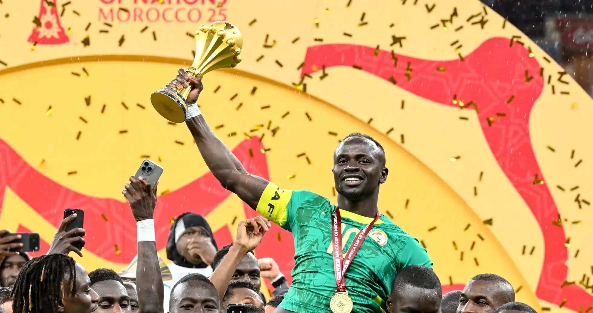 Jugador levantando trofeo en celebración de victoria