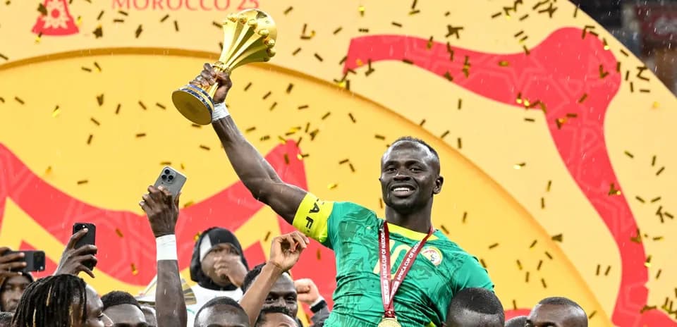Jugador levantando trofeo en celebración de victoria